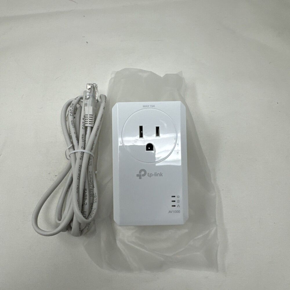 Single TP-Link AV1000 Gigabit Passthrough Powerline Ethernet Adapter TL-PA7017P